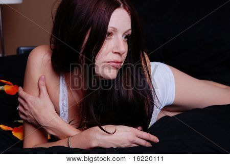 ベッドの上の女性