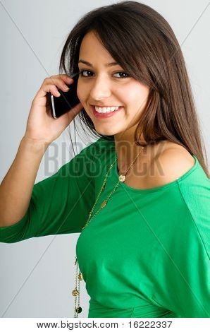Happy Woman mit hübschen Lächeln über ihr Handy