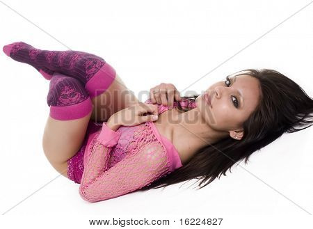 ベッドの中で身に着けているランジェリーの美しい若い女性