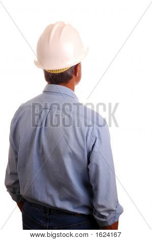 Mann in Bauarbeiterhelm