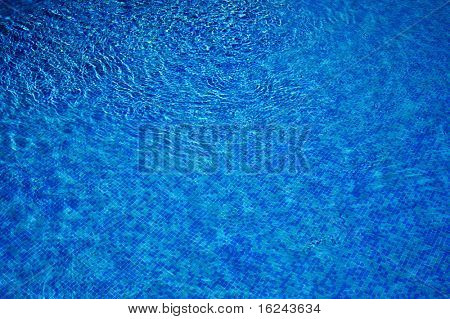sfondo è costituito da un primo piano dell'acqua della piscina