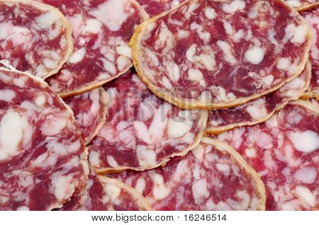en bunke af salchichon, røde spansk salami