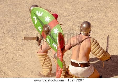 TARRAGONA, Spagna - 29 maggio: Un gladiatore sull'arena dell'anfiteatro di Tarragona su 29 maggio 2010 in T