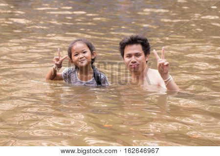 Asia Father and Daughter relax in river