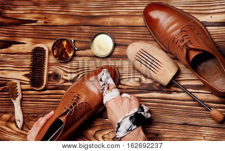 Shoes Master Polishing Shoes With Cloth Bull Shoes Glacage .shoes Shining.top View