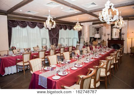 restaraunt tables with red tablecloth, wedding registration red, gray color