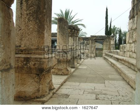 Vchod z římského chrámu/synagoga. Sloupce v řádku