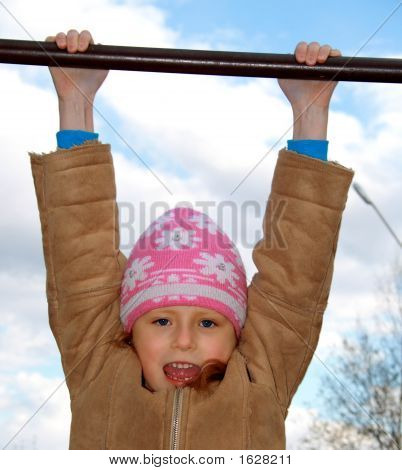 Das kleine Mädchen spielt Sport