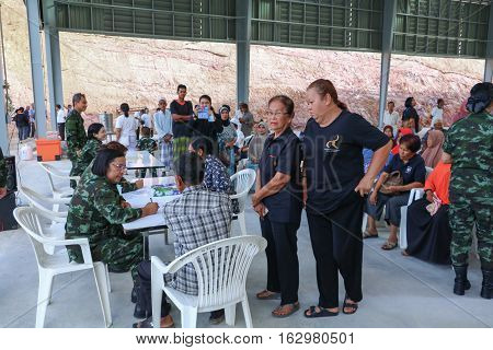 Yala Thailand December 27 2016 Soldier Physician Undertake Service Treat Villager Southern In Thailand.