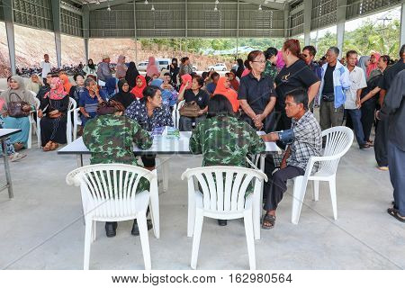 Yala Thailand December 27 2016 Soldier Physician Undertake Service Treat Villager Southern In Thailand.