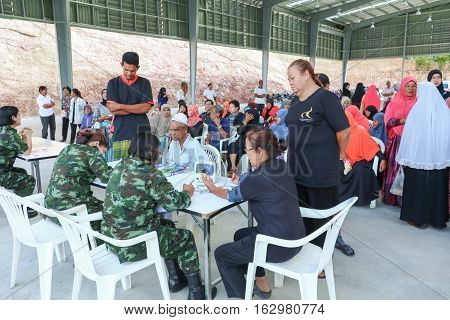 Yala Thailand December 27 2016 Soldier Physician Undertake Service Treat Villager Southern In Thailand.
