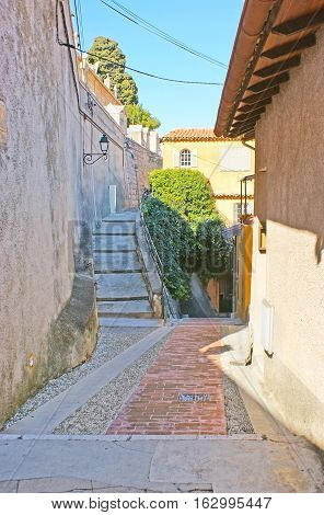 The Way To The Old Castle Hill