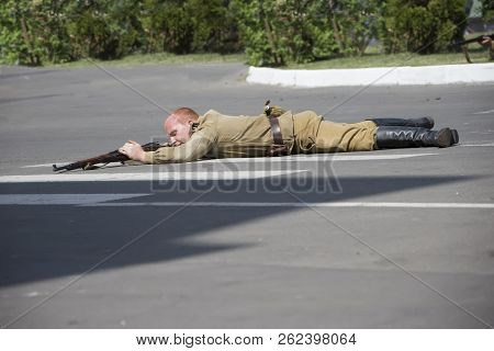 Belarus, Gomel. May 9, 2018. Victory Day. Reconstruction Take Reichstag.russian Soldier With A Gun L