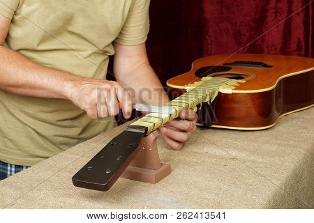 Musical Instrument Guitar Repair And Service - Worker Sharpen Special Tool Bridge Servo Nut Nat Acou