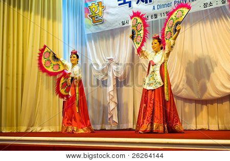 Seoul, Corea del Sud - 11 giugno: Tradizionale coreano fan dance at dinner party della 6a Sorak internation