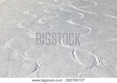 Skier' and snowboarder's curves in the snow