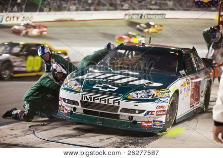 BRISTOL, TN - 21 agosto: Dale Earnhardt Jr. porta suo l'Amp Energy Chevrolet in servizio durante