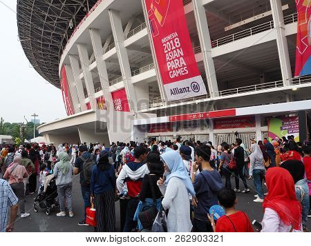 Jakarta, Indonesia - October 12, 2018: Crowd Of People Lined Up In Lines To Enter The Stadium Of Gel