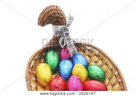 Påskeæg i kylling-formet sukkerrør kurv