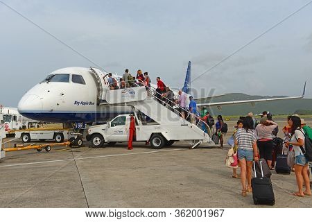 Us Virgin Islands - Jun. 4, 2014: Jetblue Airways Embraer 190 N198jb Big Apple Blue At Cyril E. King