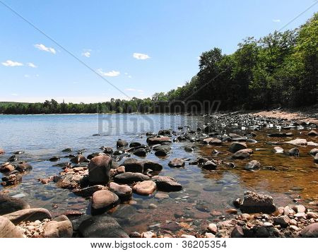 Rocky Lake Superior strandlinjen