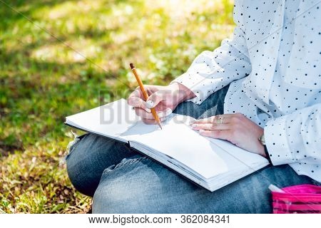 Young Beautiful Girls Drawing The Pictures In Sketchbook.