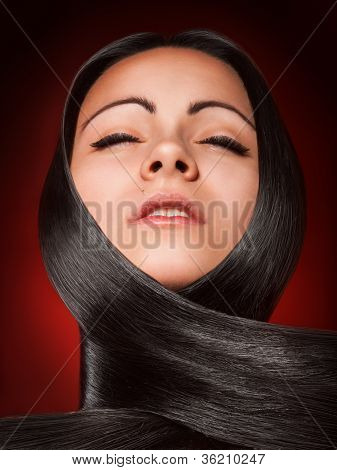 Calda ragazza bruna con i capelli lisci