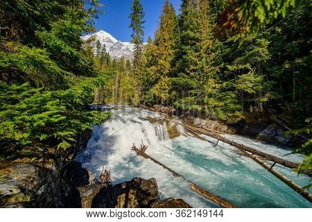 Mount Robson And Whitehorn Mountain, Kinney Lake, Jasper Alberta Kanada