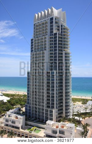 La torre norte en continuo en Miami Beach