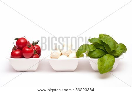 Insalata Caprese ในชามสีขาว
