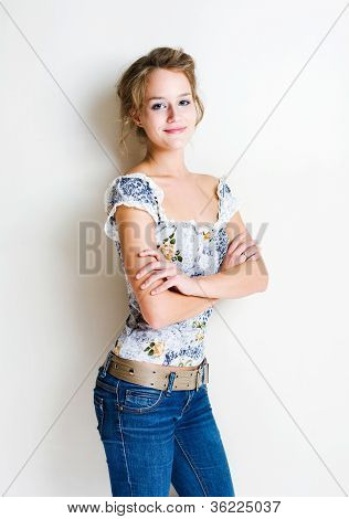 Pround feliz mujer rubia joven.