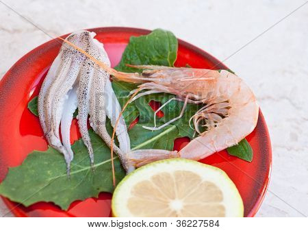 กุ้ง ปลาหมึก และมะนาว