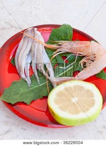 กุ้ง ปลาหมึก และมะนาว