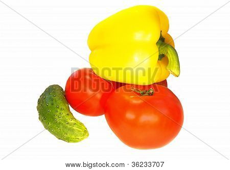Verse groenten tomaat? ucumber gele peper op witte achtergrond
