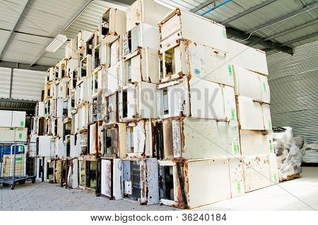 reducir, reutilizar, reciclar de refrigeradores en una planta de reciclaje.