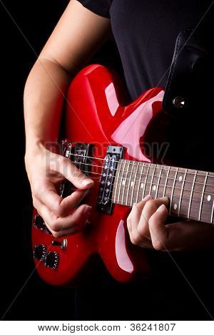 Teilansicht des elektrischen rote Gitarre spielen