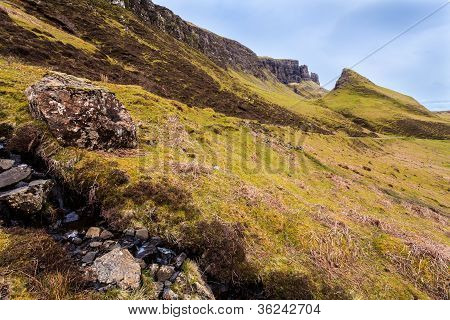Rochas em uma paisagem de montanha