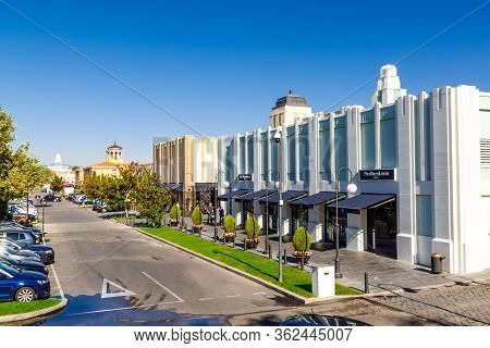 Las Rozas Village, Madrid, Spain - 30 September 2016: Parking And Outdoor Storefronts At Las Rozas V
