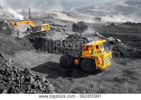 Open Pit Mine Industry, Big Yellow Mining Truck For Coal Anthracite