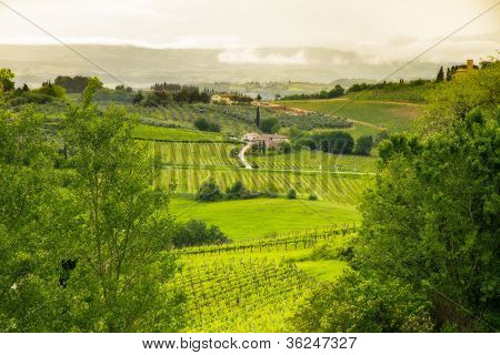 Toszkán tájban és a közeli San Gimignano, Olaszország