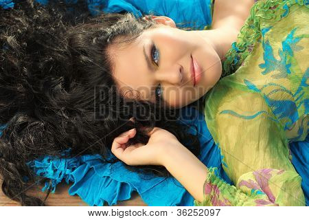 Jeune femme brune sur rideaux de tissu