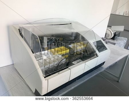 An Automatic Apparatus For Multicolor Staining, Supports Standard Histological Staining Protocols An