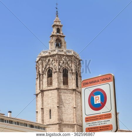 Valencia, Spain - June 16, 2017: Road Sign Indicating An Orange Parking Area (zona Naranja) And A Li