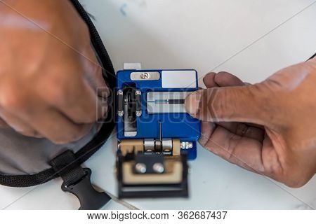 Optical Fiber Installation With Digital Fiber Optical Fusion Spl. High Precision Fiber Optic Cleaver