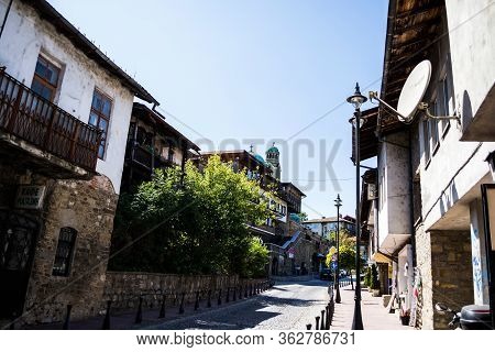 Veliko Tarnovo, Bulgaria - August 31, 2019: Street With Old Houses With Shops For Souvenirs And On T