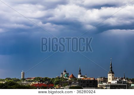 Regn skyer Over Tallinns gamle