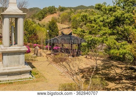 Jinan, South Korea; April 21, 2020: Landscape Of Concrete Monument And Ceramic Tiled Roof Picnic She