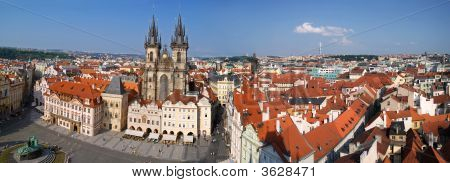 Panoráma náměstí Staroměstská a Maria církve v Praze