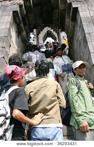 nacpaný po schodech na chrám Borobudur