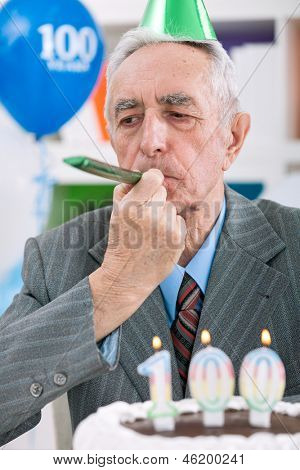 Uomo anziano festeggia il suo centesimo compleanno